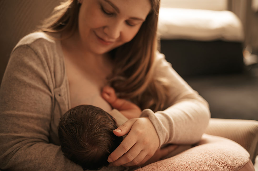 babyfotografie-heidelberg-mama-stillt-baby