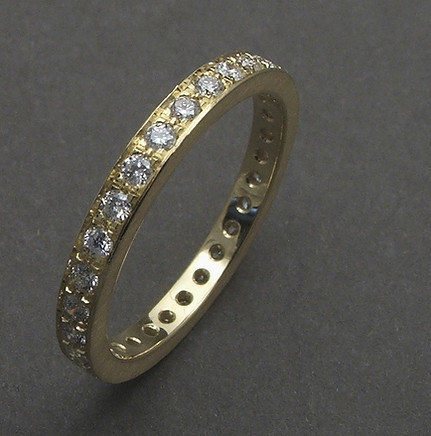 Gold K18 ring with brilliants