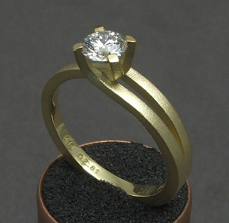Gold K18 ring with brilliant