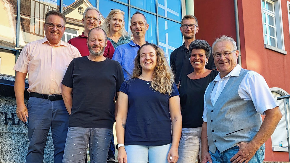 Das Organisationskomitee ist seit einigen Wochen an der Arbeit. Es besteht aus hinten v.l.n.r.: Roman Jäggi (Werbung, Medienarbeit, Internet), Pascal Blum (OK-Vizepräsident und Ausstellungsarchitekt), Sonja Urben (Finanzen), Jonny Plüss (Sponsoring), Hansruedi Jäggi (Bau, Verkehr, Reklamewände). Vorne v.l.n.r.: Roger Graf (Gemeinde-Infrastruktur), Nadja Linguanotto (Protokoll, Sekretariat), Urania Balatoni (Tombola), Peter Urben (OK-Präsident). Foto © Jasmin Urben.