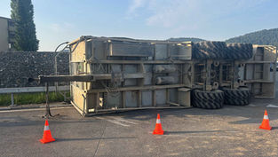 Anhänger im Kreisel gekippt. 