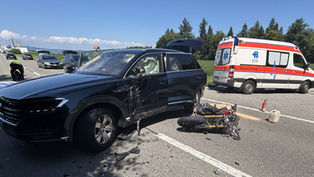 Birr: Motorradfahrer bei Unfall auf Dach des Autos gelandet