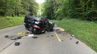 Othmarsingen: Auto fährt von Strasse auf Erdwall und landet auf dem Dach