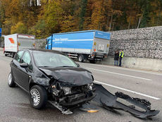 Neuenhof: Kollision zwischen Lastwagen und Auto