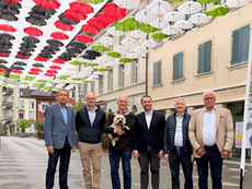 Cooler Aufenthalt unter Schirmen in der Oltner Kirchgasse