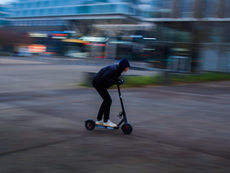 Oensingen: E-Trottinettfahrer haut nach Kollision mit Lieferwagen ab