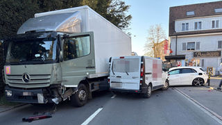Reinach: Lastwagen kollidiert auf Gegenfahrbahn mit vier Autos - war Chauffeur abgelenkt?
