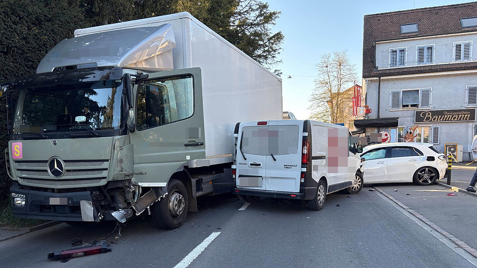 Reinach: Lastwagen kollidiert auf Gegenfahrbahn mit vier Autos - war Chauffeur abgelenkt?