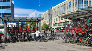 E-Bike und Bahn anstatt Zweitwagen? Trägt E-Bike Schuld an sinkenden Autoverkäufen?