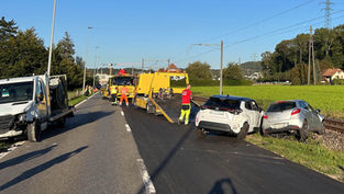 Suhr: Heftige Auffahrkollision in Gleisnähe fordert zwei Verletzte