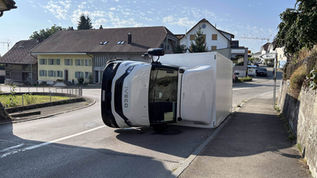 Buttwil: Lieferwagen kippte mitten im Dorf