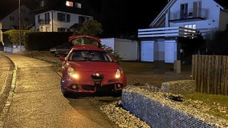 Uerkheim: Alfa Romeo prallte in Steinmauer - Frau und zwei Kinder unverletzt