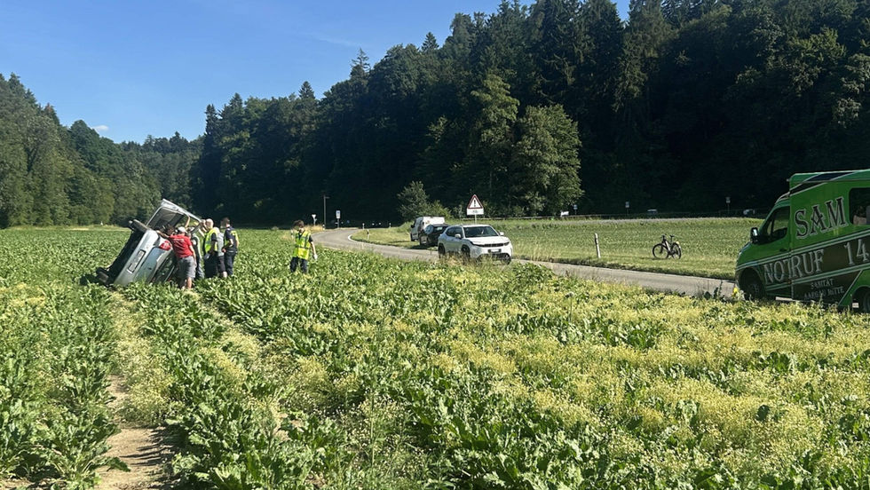 Lenzburg: 30-Jährige musste Velo ausweichen - Auto überschlug sich