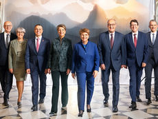 Bundesratsfoto 2024: Schweizer Bergpanorama im Bundeshaus