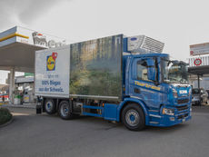 Erster Tankvorgang: Biogas-LKW von Lidl Schweiz nehmen Fahrt auf