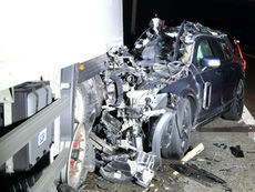 Mumpf: Stauende nicht gesehen und frontal in Lastwagen gefahren - ein Todesopfer