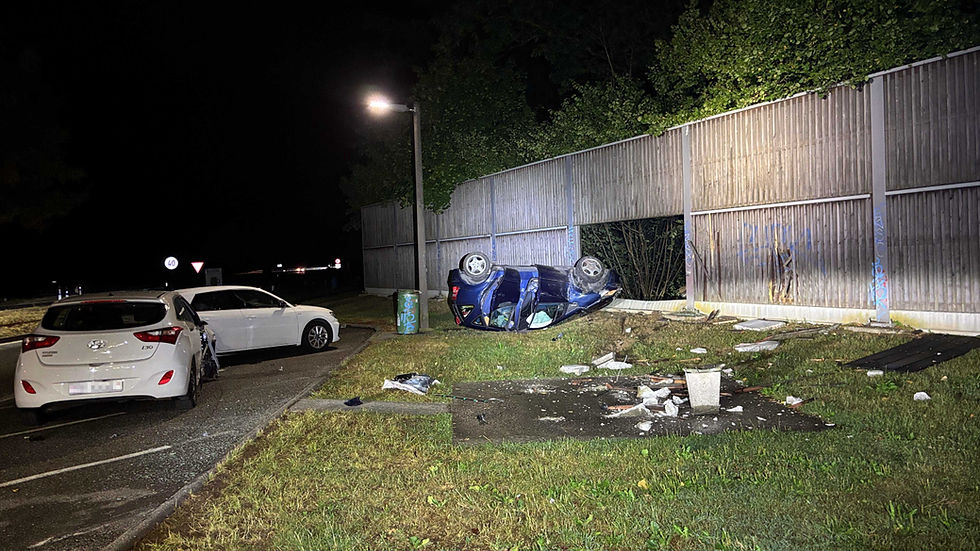 Oftringen: 43-Jährige kollidiert mit zwei parkierten Autos und Lärmschutzwand