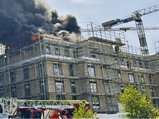 Frick: Brand auf Flachdach eines Neubaus fordert Verletzte