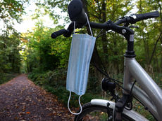 Isolation, Maskenpflicht im öffentlichen Verkehr und in Gesundheitseinrichtungen bleiben