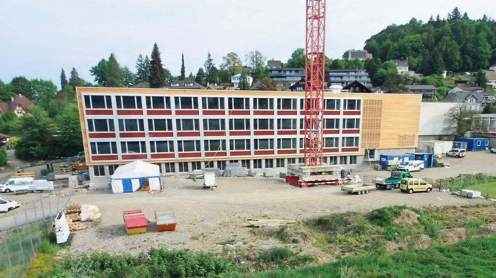 Freier Blick auf das Oberstufenzentrum OSZ A, nachdem das Gerüst abgebaut wurde (Bild: zVg. Stadt Zofingen).