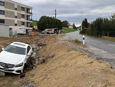 Reinach: Brille runtergefallen - Senior fährt mit Mercedes in Bachbett