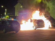 Grenchen: Brand zweier Autos auf Denner-Parkplatz. Brandstiftung?