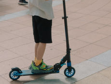 Buchs: E-Scooterfahrer stürzt wegen Hund. Halterin wird gesucht.