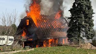 Schüpfen: Bauernhaus und Stall am Sauerenhorn in Vollbrand