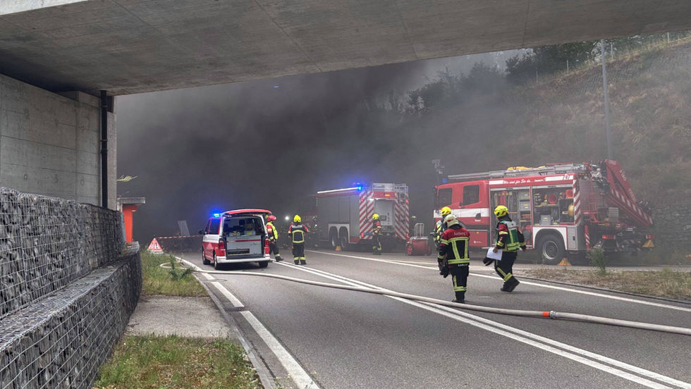 Aarburg: Frontalkollision und Fahrzeugbrand im Tunnel