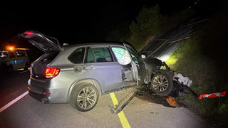 Schupfart: BMW X5 gegen Betonelement geprallt