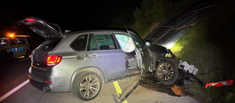 Schupfart: BMW X5 gegen Betonelement geprallt