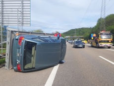 Rheinfelden: Selbstunfall auf der Autobahn A3 - Anhänger mit aufgeladenem SUV gekippt