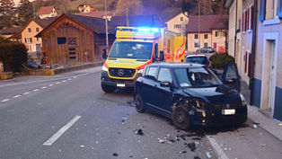 Zullwil: Seitlich-frontale Kollision zwischen zwei Autos – ein Fahrzeuglenker verletzt