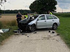 Kestenholz: Auto prallt bei Selbstunfall in Baum – drei Personen verletzt