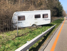 Deitingen: Anhängerkupplung gerissen - Wohnwagen auf A1 verloren