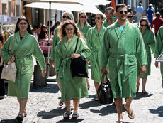 Menschen mit grünen Bademänteln in Zürich unterwegs