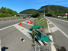 Frick: Autofahrerin bei Autobahnausfahrt mit Verkehrsteiler und Ausfahrtsschild kollidiert