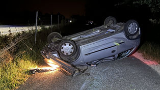 Zeiningen: 20-Jähriger mit Auto auf A3 verunfallt und auf Dach gelandet