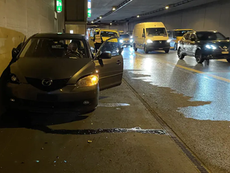 Neuenhof: Wildwest auf A1 - Autofahrerin von BMW in Betonmauer abgedrängt