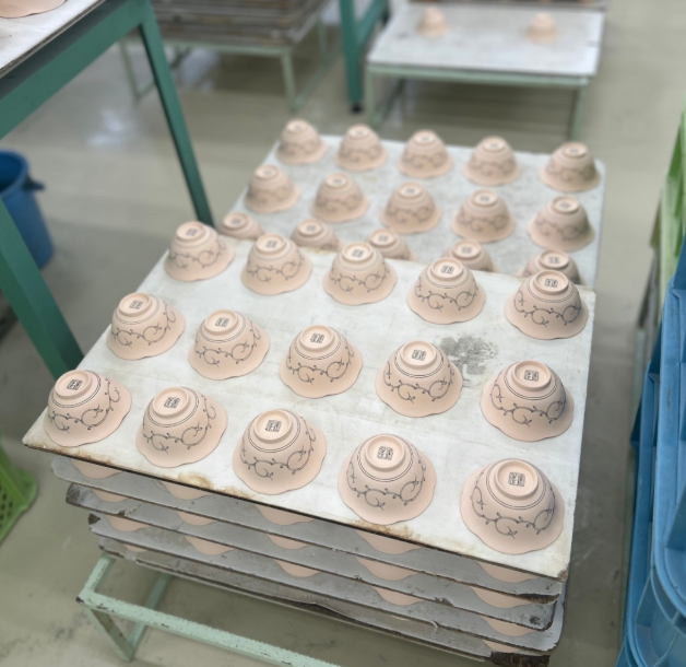 同じデザインで印刷されていく器