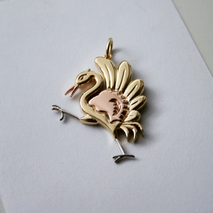 Pendentif grue en or jaune, rose & blanc