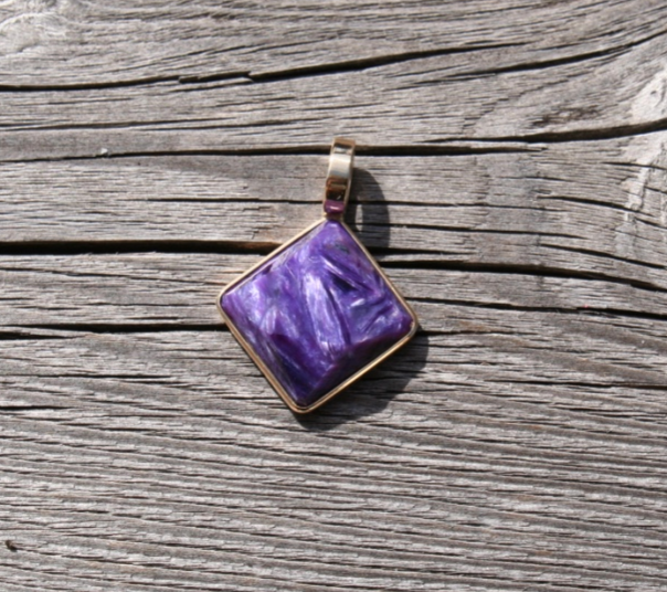Pendentif or jaune & charoïte