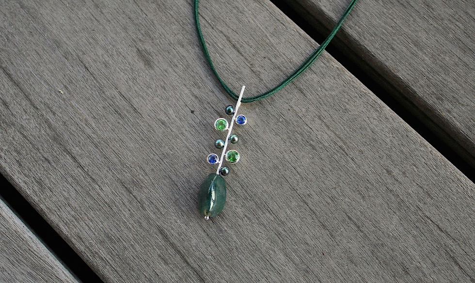 Pendentif en argent avec Agate mousse, Cyanite, & perles
