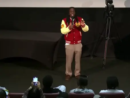 Kai Cenat at the stage at the award ceremony for streamer university