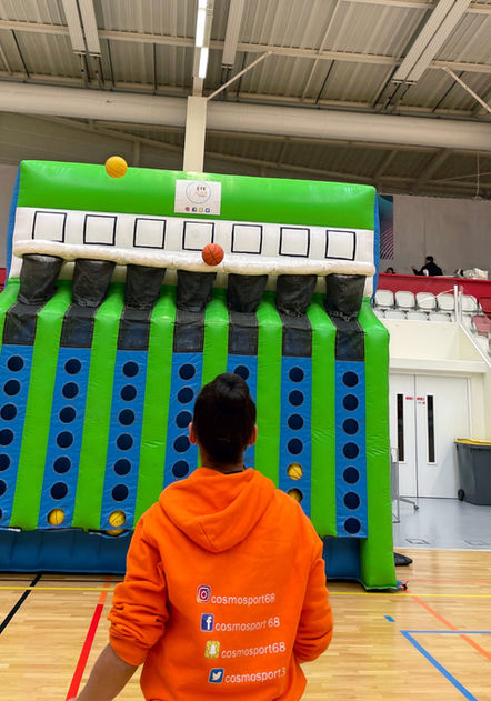 La photo présente une scène d'exercice au Puissance 4 Basket, faisant partie des sports innovants proposés par Cosmosport.