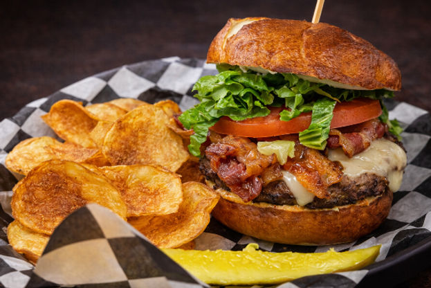 Aviator Pub Burger - pro_edited.jpg