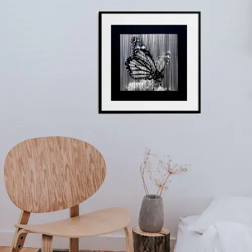 Miniature : Mise en scène du paper cut noir ‘Papillon’, édition limitée, lumière naturelle mettant en valeur les détails et le relief.