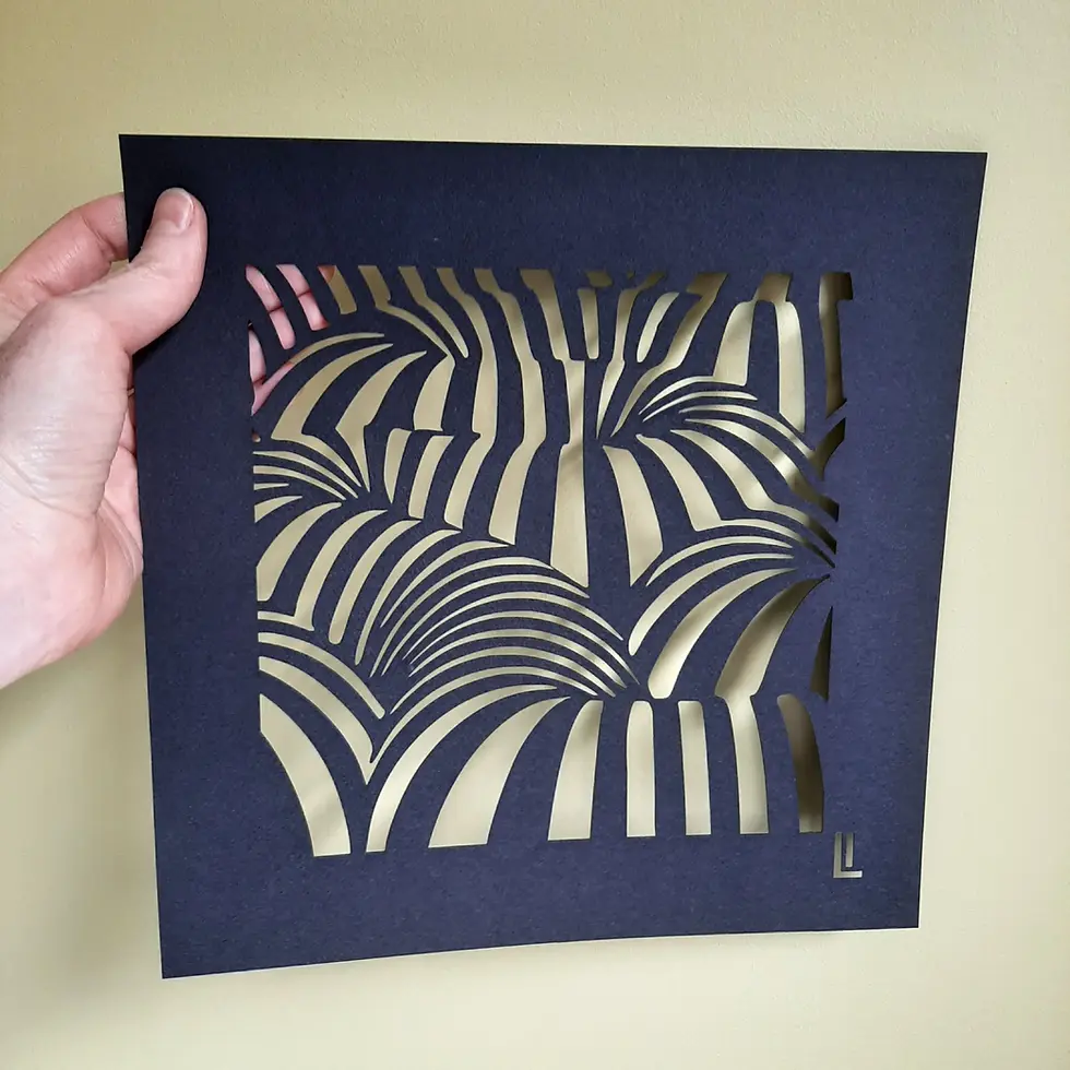 Miniature : Œuvre en papier noir illustrant des ondulations stylisées et graphiques