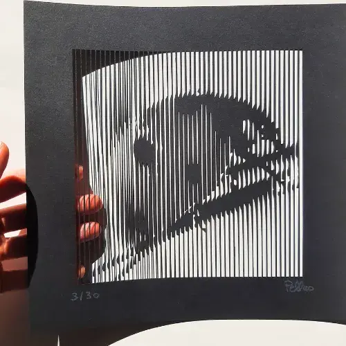 Miniature : Œuvre en papier noir illustrant une coccinelle stylisée, édition limitée à 30 exemplaires.