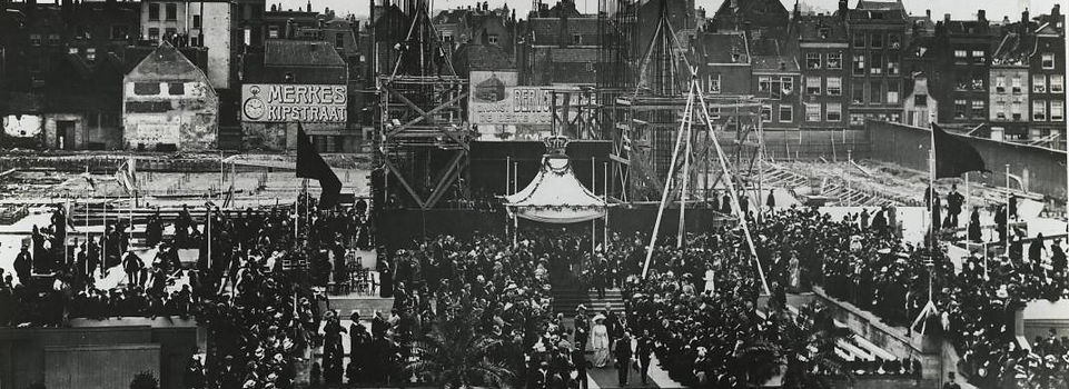 La reine Wilhelmine pose la première pierre du nouvel hôtel de ville sur le Coolsingel le 